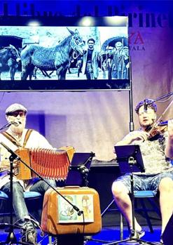 La Sonsoni (Elies Porter, violí i veus; Pep Lizandra, acordió diatònic, veus i percussions)