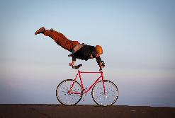 SOBRE RODES, Yldor Llach circ en bicicleta