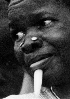 Retrospectiva Trinh T. Minh-ha: Naked Spaces: Living Is Round