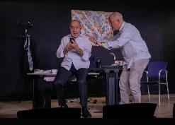 El crèdit, de Jordi Galceran, a càrrec de Vada retro teatre (Barcelona)